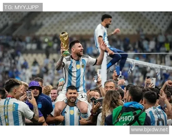 足坛百大球星荣耀加冕 天下足球巅峰对决精彩纷呈